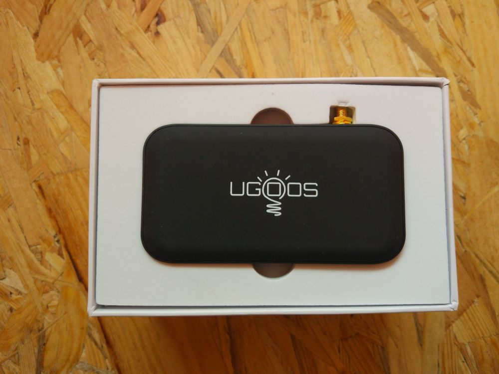 Ugoos x4q. Медиаплеер ugoos um4. Миниатюрный ТВ бокс на андроид. Подставка для ugoos.